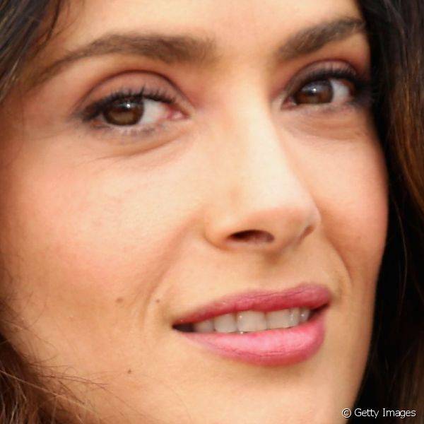 Salma Hayek optou por destacar apenas os l?bios com batom rosa suave para participar de homenagem ao cinema de anima??o durante o Festival de Cannes